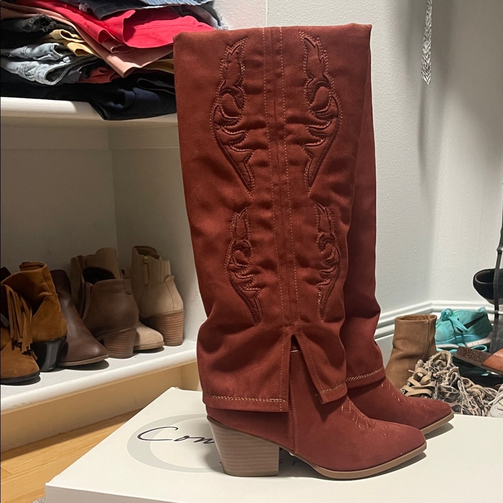 Elegant Embroidered Heeled Boots in Rust